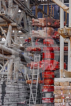 Installation of anti-fountain equipment oil and gas wells.