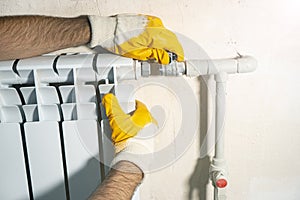 Installation of a bimetallic heating radiator during repairs in the apartment