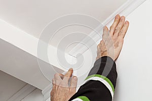 Installation ceiling moldings