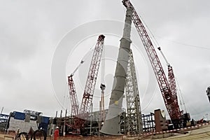 Installation of distillation column at an oil refinery