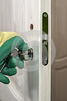 Installation and insertion of a cylinder with keys for a door lock