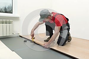 Installation of a laminate in the room