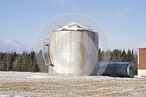 Installation of a large oil storage tank in underground