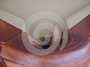 Installation of a leather billiard pocket on American billiards, American pool