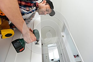 Installation with a lock in the door leaf using an drill screwdriver