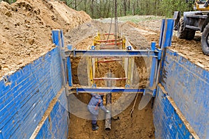 Installation of metal supports to protect the walls of the trench.