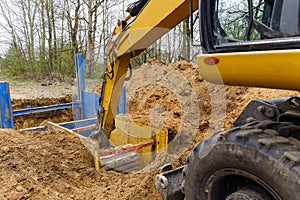 Installation of metal supports to protect the walls of the trench.