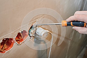 Instalación de nuevo enchufe en fresco borracho muro enchufar conexión naranja tratar destornillador 