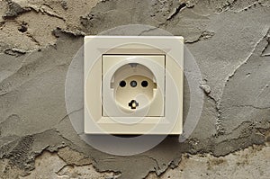 Installation of outlets during repair in fresh concrete empty walls