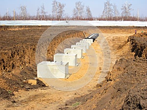 Installation of reinforced concrete columns on the foundation