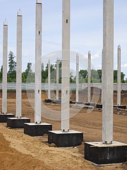 Installation of reinforced concrete columns on the foundation