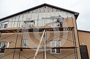 Installation of siding on the walls of the house