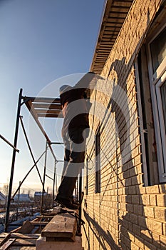 Installation of siding on the walls of the house