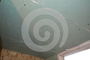 Installation of a suspended structure for drywall