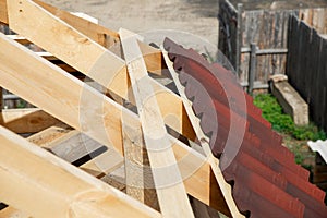 Installation of a wooden roof and Closing the roof with Onduvilla bituminous tiles. Woods elements and components of the