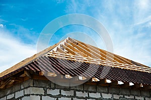 Installation of a wooden roof and Closing the roof with Onduvilla bituminous tiles. Woods elements and components of the