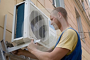 Installer sets a new air conditioner