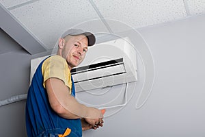 Installer sets a new air conditioner