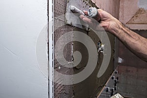 Installing ceramic wall tiles with tile levelers