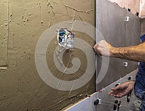 Installing ceramic wall tiles with tile levelers