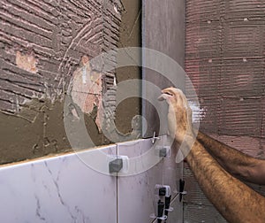 Installing ceramic wall tiles with tile levelers