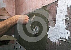 Installing ceramic wall tiles with tile levelers