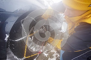 Installing chains on wheels