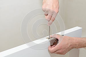 Installing the door hinge on a door leaf