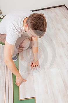 Installing laminate flooring