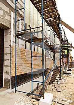 Installing siding on the walls of the house