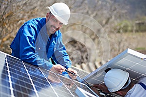 Instalace sluneční fotovoltaický systém na střecha z dům 