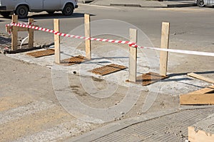 Installing spillway gratings on road