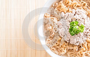 instant noodles with mince pork photo