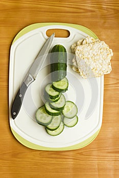 Instructions for preparing a healthy Breakfast sandwich with crispbreads step by step. step 1 cut the cucumber into circles.