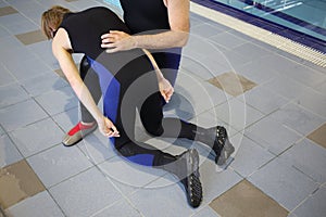 Instructor is showing who to rescue drowner in photo