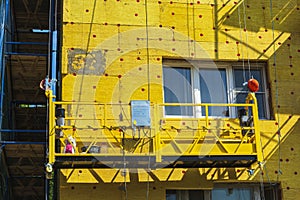 Insulation of the walls of a multi-storey building, The cradle of the lift