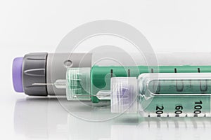 Insulin injection needle or pen for use by diabetics