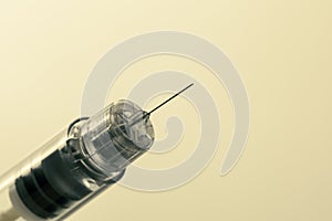 Insulin pen needle, threaded to attach securely and safely to insulin pen