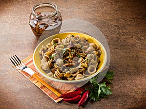 Integral orecchiette with dried tomatoes