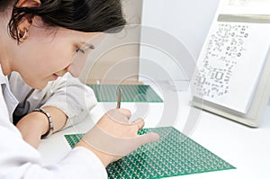 Integrated microcircuit chip worker