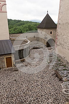 Interiér stredovekého hradu mesta Trenčín po slovensky