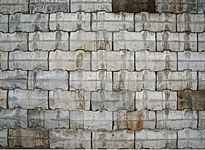 Interlocking wall with gray and brown concrete blocks