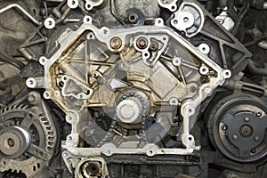 Internal combustion engine with the camshaft drive mechanism cover removed