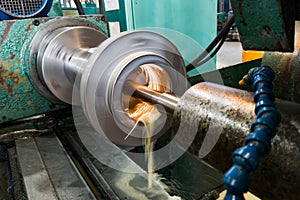 Internal grinding of a cylindrical mandrel with a water-cooled abrasive stone on a grinding machine