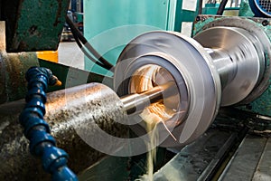 Internal grinding of a cylindrical mandrel with a water-cooled abrasive stone on a grinding machine