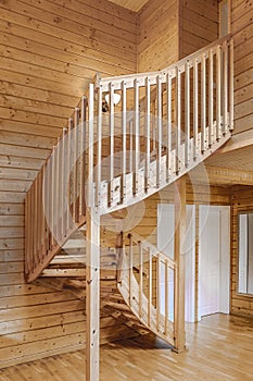 Interno de madera espiral escalera 