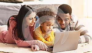 International parents teach child to use computer