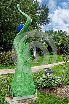 Internationale sculpture event series of three sculptures at the Trois Berets parc in Saint Jean Port Joli
