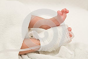 Intra venous fluid line at foot of new born