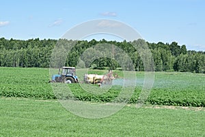 The introduction of organic fertilizers into the soil by a mechanized way